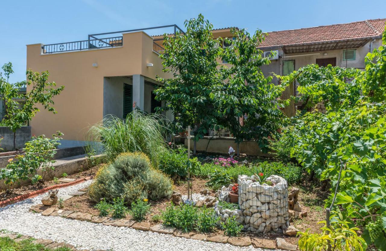 Apartment Leut With Spacious Terrace And Sea View Slatine Εξωτερικό φωτογραφία