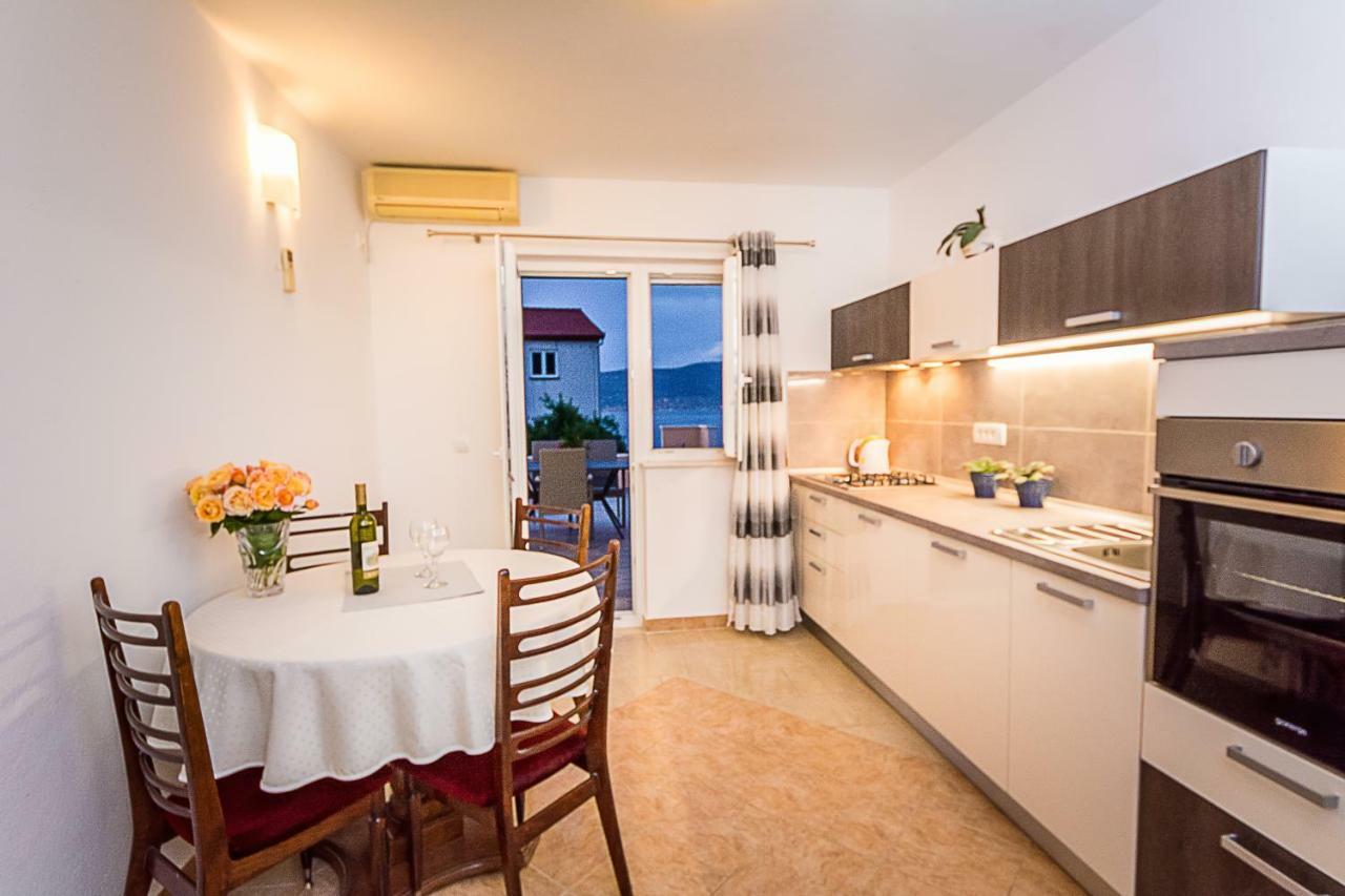 Apartment Leut With Spacious Terrace And Sea View Slatine Εξωτερικό φωτογραφία