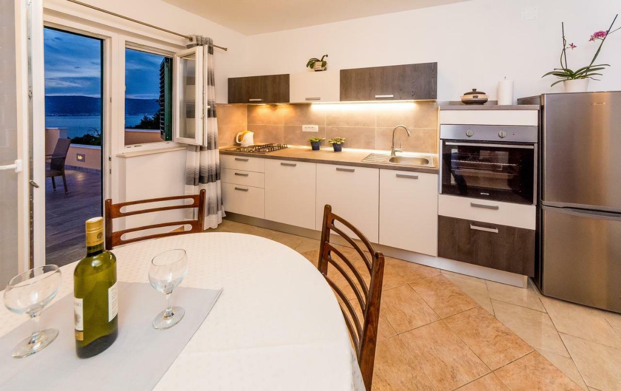 Apartment Leut With Spacious Terrace And Sea View Slatine Εξωτερικό φωτογραφία