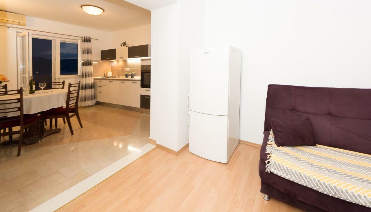 Apartment Leut With Spacious Terrace And Sea View Slatine Εξωτερικό φωτογραφία