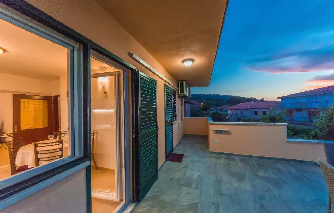 Apartment Leut With Spacious Terrace And Sea View Slatine Εξωτερικό φωτογραφία