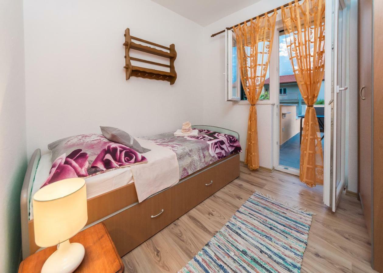 Apartment Leut With Spacious Terrace And Sea View Slatine Εξωτερικό φωτογραφία